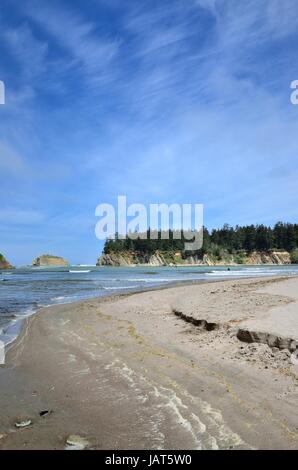 Regarder les gens de paddle-boarders En Sunset Bay State Park, New York Banque D'Images