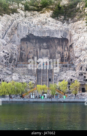 LUOYANG, CHINE - Mars 20, 2017 : Avis de West Hill monument bouddhiste chinois des Grottes de Longmen (grottes de Longmen) avec la grande statue de Vairocana th Banque D'Images