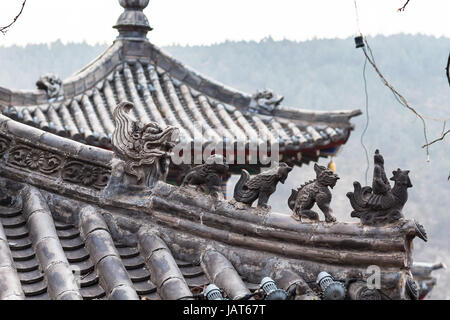 LUOYANG, CHINE - 20 mars 2017 : toiture décoration de temple sur East Hill monument bouddhiste chinoise de grottes de Longmen au printemps. Le complexe a été inscr Banque D'Images