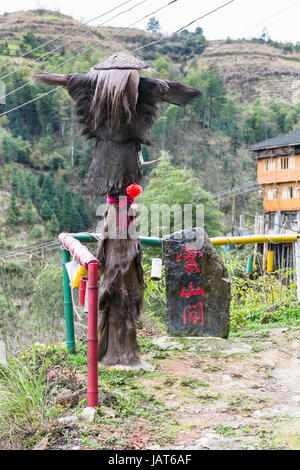 TIANTOUZHAI, CHINE - le 25 mars 2017 : figure au jardin en Tiantou village de Dazhai pays de Longsheng Rizières en terrasses. C'est village de célèbre sceni Banque D'Images