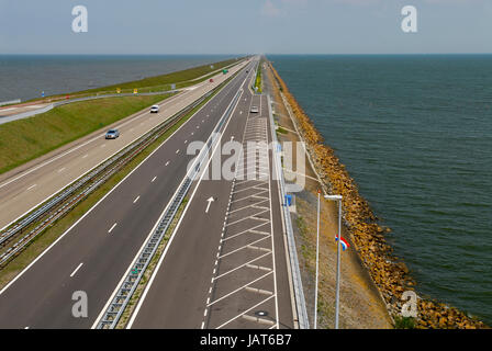 HOLLANDE PAYS-BAS Mer du Nord, digue avec autoroute A7 Ijsselmeer / Niederlande Nordsee, Deich mit Autobahn Banque D'Images