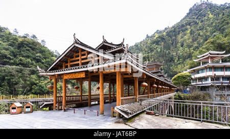 JIANGDI, CHINE - Mars 26, 2017 : avis de à Dong style bridge et spa hôtel en Jiangdi dans village resort area Longsheng Hot Springs National Fo Banque D'Images