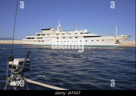 L'yacht Nabila, anciennement propriété du milliardaire saoudien Adnan Kashoggi, revendu en 1989 à Donald Trump qui a changé son nom à Trump Princess, dernier propriétaire connu sous l'émir saoudien Al-Walid bin Talal ; construit par Benetti shipyard à Viareggio en 1980, était alors le plus grand yacht privé du monde. Banque D'Images