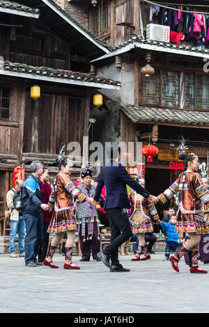 Qingdao, Chine - le 27 mars 2017 : les touristes et habitants de dong danse en rond sur carré de coutume folklorique Centre au cours de la Culture Show à Chengyang village. C Banque D'Images