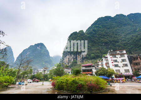 YANGSHUO, CHINE - le 29 mars 2017 : vue sur la place du village en vertu de l'ecoferme en montagnes karstiques Yangshuo county. La ville est la destination de villégiature pour le marché intérieur et Banque D'Images