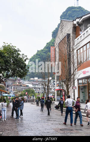 Hangzhou, Chine - 30 mars 2017 : les gens sur la rue dans la ville de Yangshuo au printemps. La ville est la destination de villégiature pour les touristes nationaux et étrangers en raison de Banque D'Images