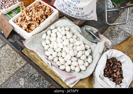 Hangzhou, Chine - 30 mars 2017 : les oeufs, gingers, châtaignes sur street marché plein air dans la région de Yangshuo au printemps. La ville est la destination de villégiature pour le marché intérieur et Banque D'Images