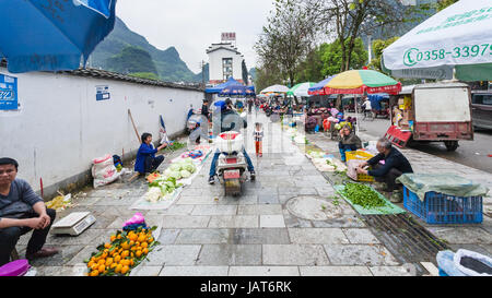 Hangzhou, Chine - 30 mars 2017 : les gens sur un jardin extérieur sur le marché dans la rue Yangshuo au printemps. La ville est la destination de villégiature de Banque D'Images