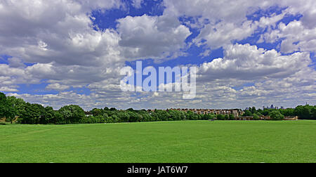 Grand Londres Highgate et de la colline du Parlement les champs dans Hampstead Heath sous un vaste cloudscape. Banque D'Images
