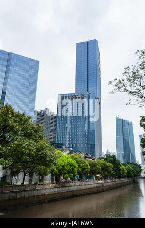 GUANGZHOU, CHINE - 31 mars 2017 : gratte-ciel sur le quai dans Zhujiang New Town de Guangzhou au printemps la pluie. Guangzhou est la troisième-populo Banque D'Images