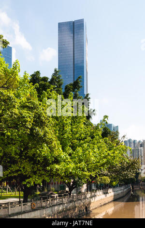 Voyage en Chine - des tours d'habitations et sur le quai du parc Zhujiang New Town dans la ville de Guangzhou au printemps Banque D'Images