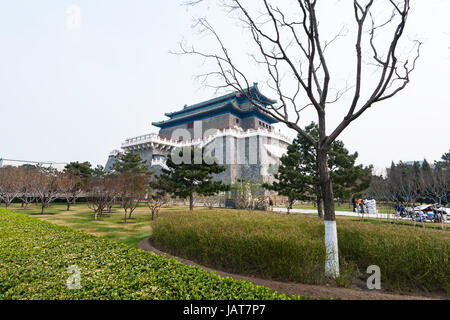 Voyage en Chine - parc public et afficher de la flèche Tower (Jian Lou, Jianlou, porte Zhengyangmen) à Pékin au printemps. La tour est l'ancien bâtiment s Banque D'Images