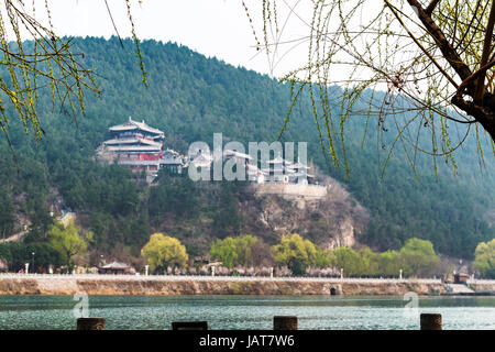 Voyage en Chine - sur le bord de la rivière Yi et floue de East Hill monument bouddhiste chinois Grottes de Longmen (La Porte du Dragon de grottes, le site Banque D'Images