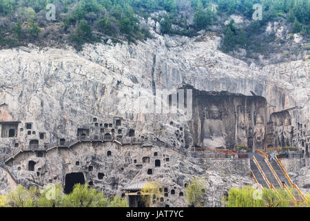 Voyage en Chine - Vue de West Hill de grottes de Longmen (grottes) avec la grande statue de Vairocana à partir de la rive est de la rivière Yi dans la saison du printemps Banque D'Images