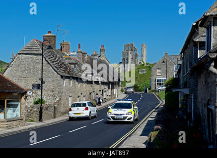 Voiture de police sur l'A351 à Corfe Castle, Dorset, England UK Banque D'Images