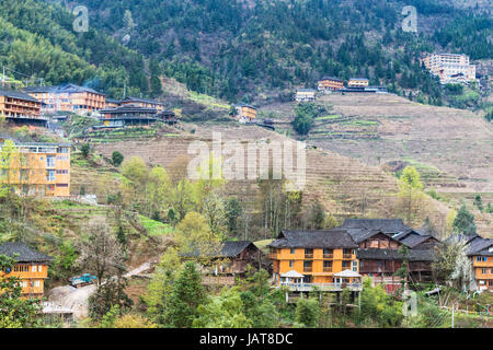 Voyage en Chine - voir de maisons de village en terrasses sur les collines de Dazhai Longsheng rizières en terrasse (terrasse dorsale du Dragon, Longji terrasses de riz) Banque D'Images