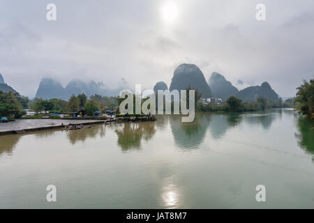 Voyage en Chine - vue panoramique de rivières et Yulong Jinbao et pics calcaires dans Yangshuo County dans la saison du printemps Banque D'Images