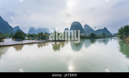 Voyage en Chine - vue panoramique de rivières et Yulong Jinbao et montagnes karstiques dans Yangshuo County dans la saison du printemps Banque D'Images