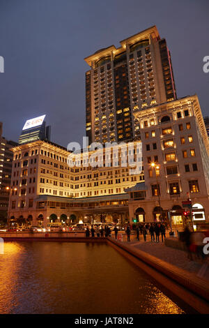 L'hôtel Peninsula de nuit, Tsim Sha Tsui, Kowloon, Hong Kong, Chine, Asie Banque D'Images