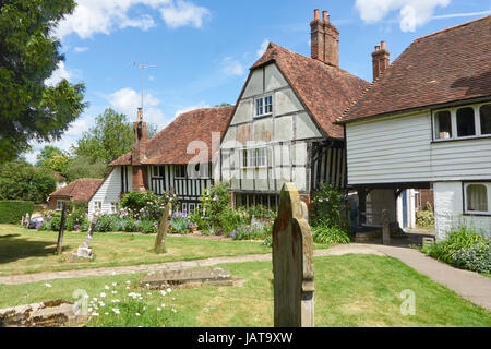 Tudor cottages pittoresques longeant le cimetière dans le pittoresque village de Wealden Kentish Smarden, Kent, Angleterre, Royaume-Uni, UK, Grande-Bretagne, GO Banque D'Images