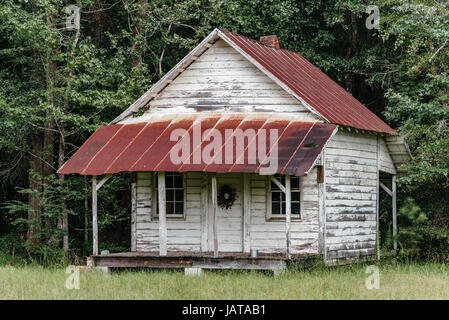 Ancienne cabane en bois avec un toit de tôle rouillée dans les régions rurales de l'Alabama, USA. Banque D'Images