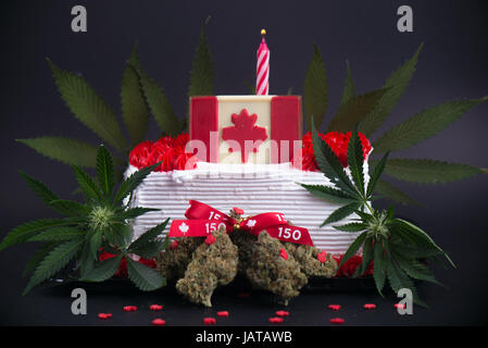 Petit gâteau infusé avec du cannabis ppé, fleurs et d'un drapeau canadien pour célébrer 150 ans et l'industrie de la marijuana Banque D'Images