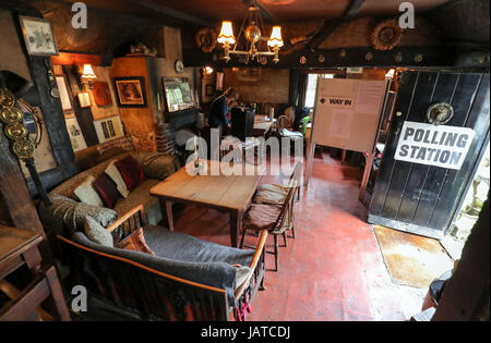 Une vue générale d'un bureau de vote à l'Auberge du Cheval Blanc à Priors Dean, Hampshire, également connu sous le nom de "Pub avec pas de nom' , car les électeurs aux urnes tête à travers le Royaume-Uni pour voter à l'élection générale. Banque D'Images