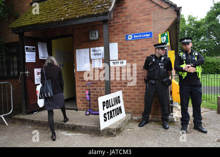 En dehors de la police d'un bureau de vote dans le village de Sonning, Berkshire, où le premier ministre Theresa Mai et son mari Philip devraient voter plus tard. Banque D'Images