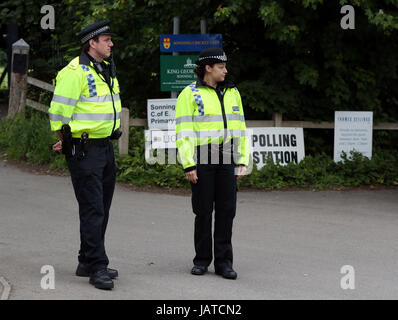 En dehors de la police d'un bureau de vote dans le village de Sonning, Berkshire, où le premier ministre Theresa Mai et son mari Philip devraient voter plus tard. Banque D'Images