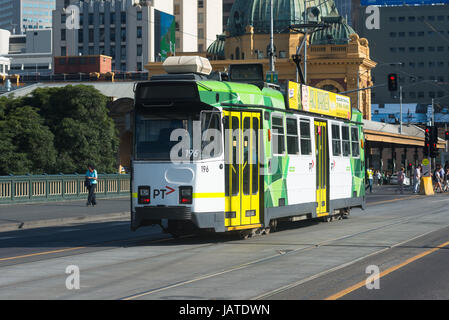 Le tramway passant devant la gare de Flinders Street, Melbourne. Banque D'Images