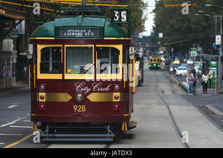 Les tramways traditionnels dans le centre-ville de Melbourne, Victoria, Australie. Banque D'Images