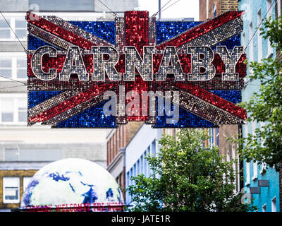 Carnaby Street London - Giant sequinned Union Jack plane sur la célèbre Carnaby Street Fashion Street Banque D'Images