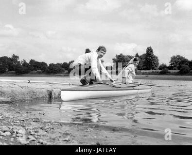 Terry Bell, 24, sa femme Barbara, 27, obtenir à l'intérieur de leur canot en fibre de verre 16 pi, Amandhla pour un essai final sur la Tamise à Chiswick, Londres. Banque D'Images