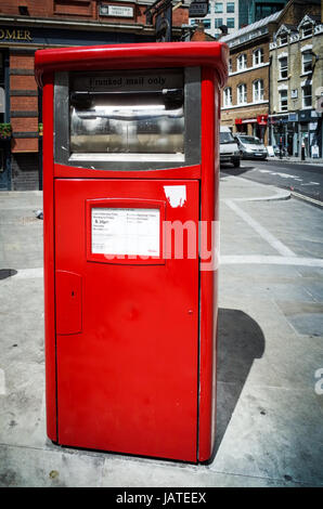 Un courrier affranchi (business mail) Royal Mail Post Box dans l'Est de Londres, Royaume-Uni. Banque D'Images