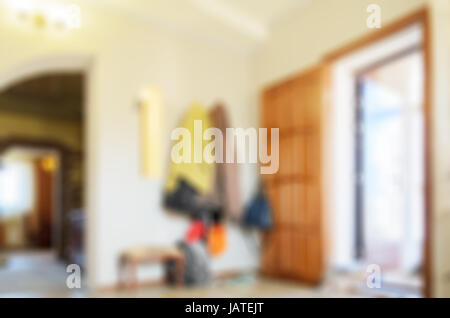 Flou abstrait intérieur avec des vêtements sur un cintre et ouvrir des portes pour le fond Banque D'Images