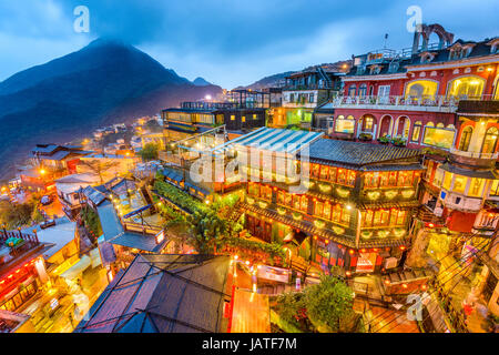 Taiwan Jiufen, colline avec de vieilles maisons de thé au crépuscule. Banque D'Images