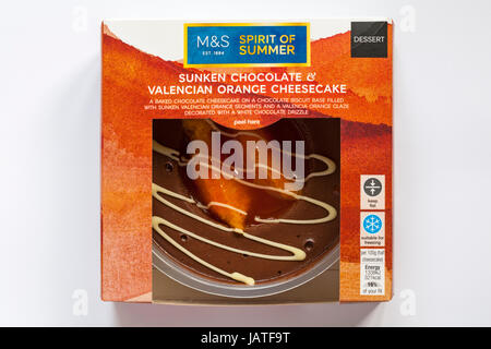 M&S & chocolat engloutie dans cheesecake orange Valence fort isolé sur fond blanc Banque D'Images