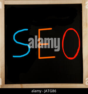 Mot 'SEO' écrit à la craie sur un tableau noir Banque D'Images