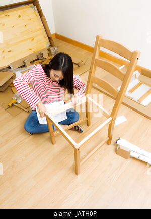 Asian woman using parsèment pilote pour chiar assemblage Banque D'Images