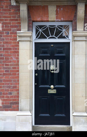 Grande porte en bois noir partie d'une maison à Londres, Angleterre Banque D'Images