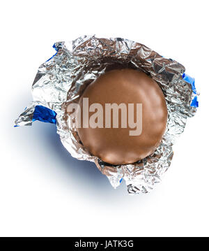 Le biscuit chocolat enveloppé dans du papier aluminium. Banque D'Images
