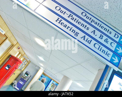 Signalisation au-dessus du corridor de l'hôpital dans une clinique de l'hôpital NHS UK Banque D'Images