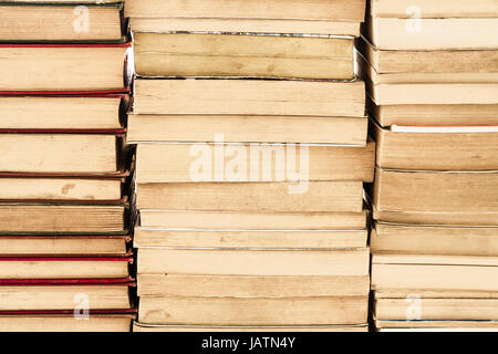 Close up de trois piles de livres à couverture rigide altérée Banque D'Images