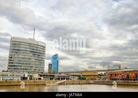 Vue front de quartier de Puerto Madero à Buenos Aires, Argentine Banque D'Images