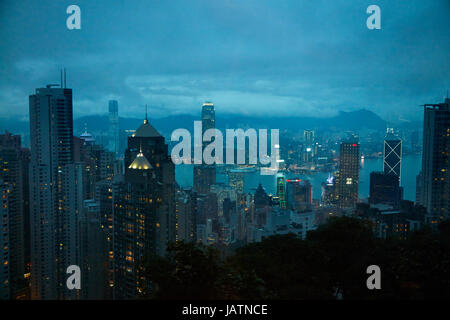 Vue sur Kowloon, le port de Victoria, et du Centre, du Pic Victoria, île de Hong Kong, Hong Kong, Chine Banque D'Images