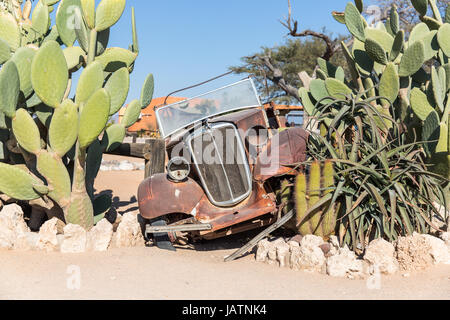 Voiture vétéran abandonné dans le désert du Namib Banque D'Images