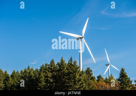 Cap Chat - Canada : 1 octobre 2016 : Ferme éolienne plus de ciel bleu Banque D'Images