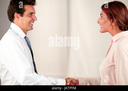 Portrait de l'homme et de la femme tout en agitant les mains enterpreneur standing and smiling Banque D'Images