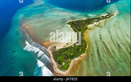 Sommaire de l'air sur l'une des île isolée en Maldives région. Île est en forme de coeur Banque D'Images