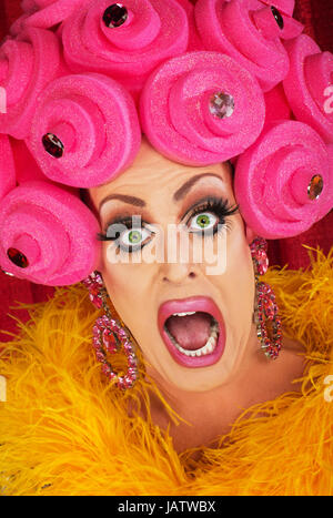 Screaming drag queen avec mousse rose perruque en théâtre Banque D'Images